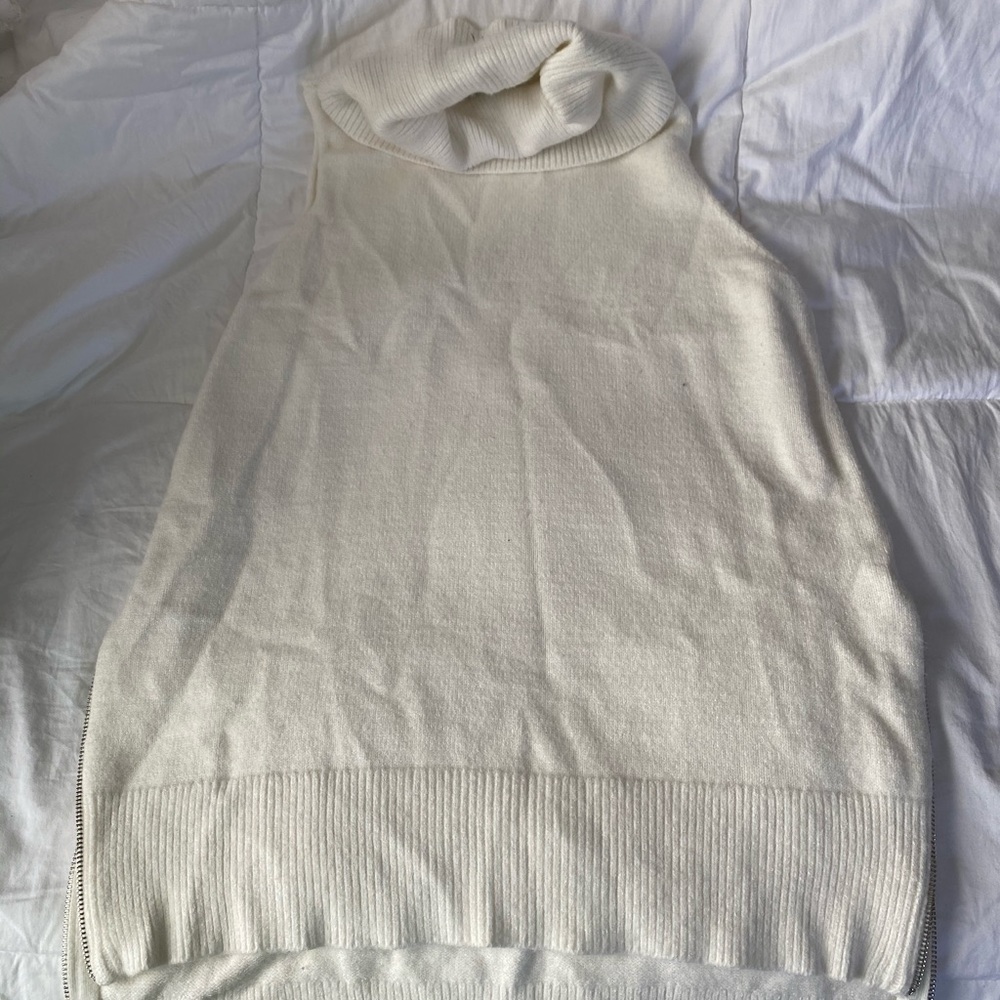 Sleeveless turtleneck sweater